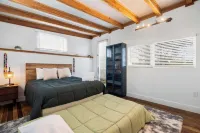Contemporary Country Style Gem w BBQ & Games Room - Jacuzzi