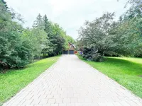 Charming century log home steps away from Lake & cross the park Hotel di Barrie