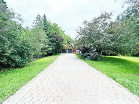 Charming century log home steps away from Lake & cross the park