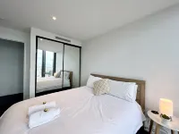 Stylish 1-Bed with Pool, Gym & Free Parking