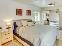 Private Porch! Charming Stay 6 Mi to Arrowhead Hotels near Red Bridge United Methodist
