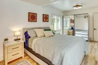 Private Porch! Charming Stay 6 Mi to Arrowhead - Homestays