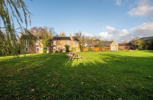 Guys Head Cottage Hotels in Spalding