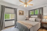 Unique Vintage Style Duplex- Fully Stocked Alpha Xi Delta周辺のホテル