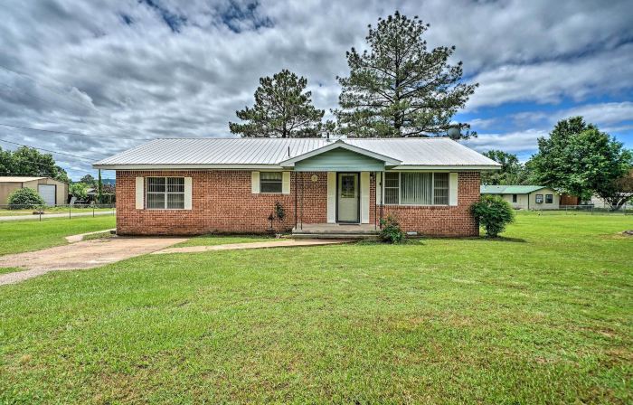 Charming Clayton Home ~ 4 Mi to Sardis Lake!
