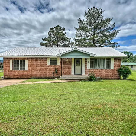 Charming Clayton Home ~ 4 Mi to Sardis Lake!