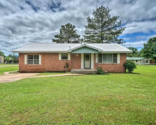 Charming Clayton Home ~ 4 Mi to Sardis Lake! Hotels in Pushmataha County