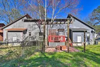 Updated Fayetville Townhome-Away-from-Home w/ Yard - Balkoner
