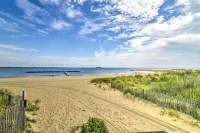 Walk to Beach! Fall Getaway in Norfolk w/ Studio - Bungalows