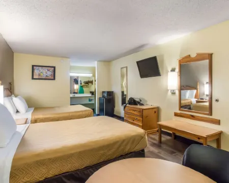 Econo Lodge Hotels in Clinton