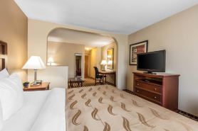 Quality Suites Paducah I-24