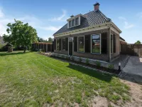 スタイリッシュ ファームハウス ウィズ スパタブ Buitenpost周辺のホテル