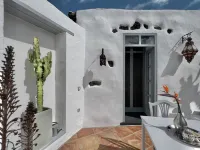 Stylish Getaway with Secluded Patio in Lava Finca