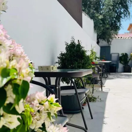 Larnaca - Studio - Sleeps 4 - Garden - Parking