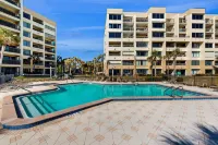 Newly Renovated Oceanfront Condo with Balcony, WiFi, W/D & Shared Pool/Tennis - Ocean View