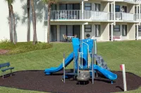 Garden-level Condo With Patio, 2 Pools, Gym, Tennis & Sauna - Steps to the Beach