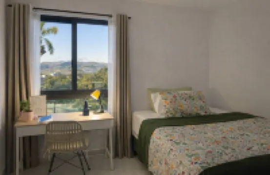 Mountain and Pool Modern Apartment فنادق في 