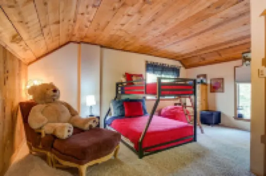 Cozy 4 bedroom Cabin with Hot Tub and BLS & Sequoia Woods access