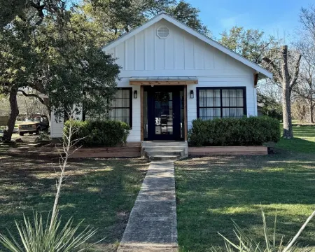 Cozy 2 BR Cottage with Inviting Sunroom, Spacious Yard and Ultimate Comfort Hotels in Kyle