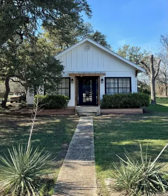 Cozy 2 BR Cottage with Inviting Sunroom, Spacious Yard and Ultimate Comfort