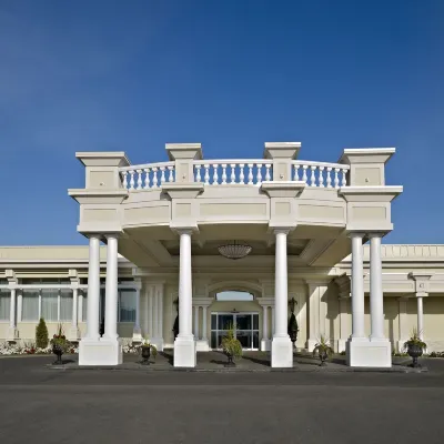 Chateau Louis Hotel & Conference Centre โรงแรมใกล้ศูนย์การค้าคิงส์เวย์ มอลล์