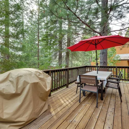 1 Mi to Shaver Lake! Family & Couples Condo