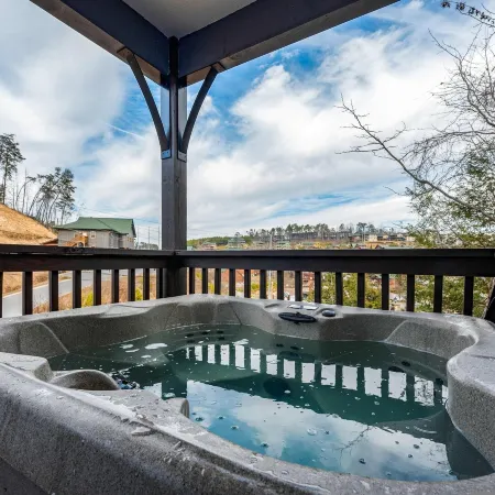 Charming New 5BR/4BA Cabin Near Dollywood. No Stee