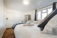 5 min to Heathrow Sleeps 15 Free Parking For 2