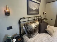 Luxury Gold Miner Cottage Walk to Britt Hotels in Jacksonville