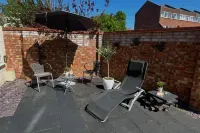3-Bed Apart Sleeps 5 w Garden Parking & Pets Ok - Condos