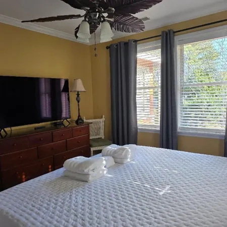 Cooper Flats-Upstairs - 2 Blocks to the Beach & to Downtown FB, Extraordinary!