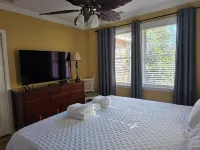 Cooper Flats-Upstairs - 2 Blocks to the Beach & to Downtown FB, Extraordinary!