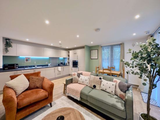 Modern 2-bed Ground-floor Flat With Private Terrace