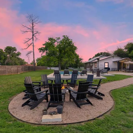 Brand New Private Pool and Hot-Tub Near Main!