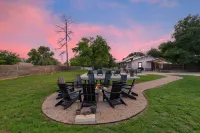 Brand New Private Pool and Hot-Tub Near Main!