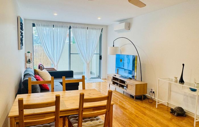 Charming Guest Room Near MacArthur Station in Lyneham