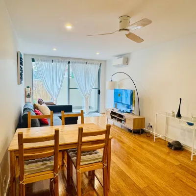 Charming Guest Room Near MacArthur Station in Lyneham - 2-Star
