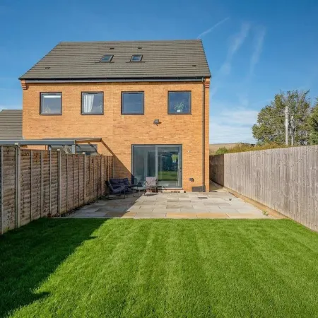 Perfect Booking 4 Bed Home in Swindon