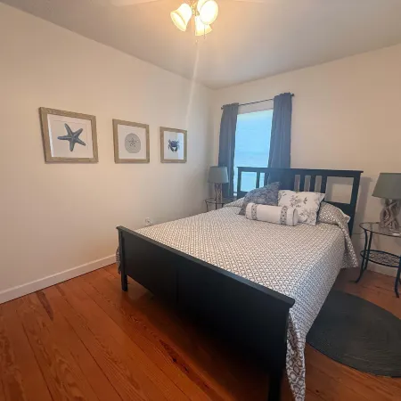 Lusby Beach House -3 BD 2 BA Steps to the Sand