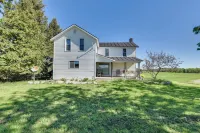 3 Miles to Torch Lake! Farmhouse w/ Vineyard View - 2-Sterne