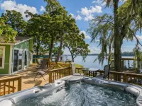Romantic Lakefront Retreat: Hot Tub, Private Deck, Screened Porch, Dock & Kayaks - Homestays