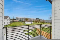 Modern 3BR Near UH Downtown Stadiums - Condos