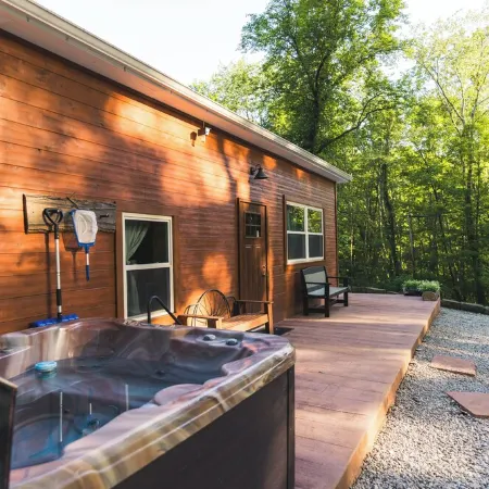 Bear's Den Retreat • Hot Tub • Soak Tub • Dog Friendly • Hocking Hills Cabin