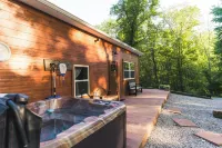Bear's Den Retreat • Hot Tub • Soak Tub • Dog Friendly • Hocking Hills Cabin - Feriehus