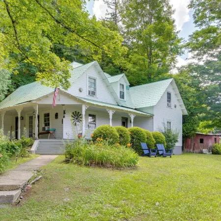 'Lil Red Hen' Cottage in the Boone Area w/ Hot Tub