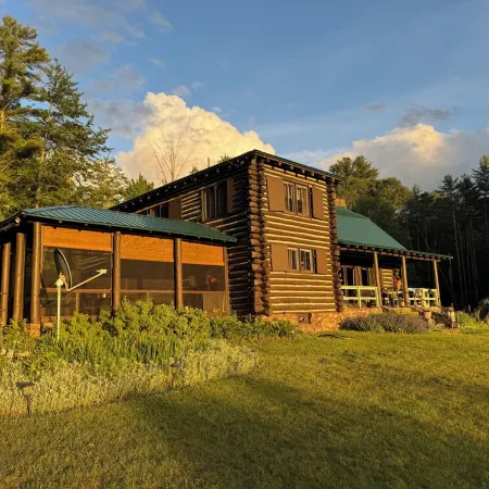 Peaceful 5-Bedroom Lodge in Lake George Adirondack Mountains