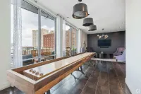 Luxury Apt Steps from 4th Street Live — Pool, Hot Tub & Free Parking - Apartments