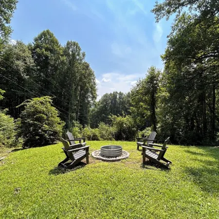 Feisty Ranch Farm Retreat - Private and charming 2-bedroom on 15 acres