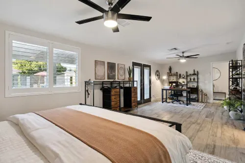 The Glow-up House Pool Spa Glam Room - Boutique