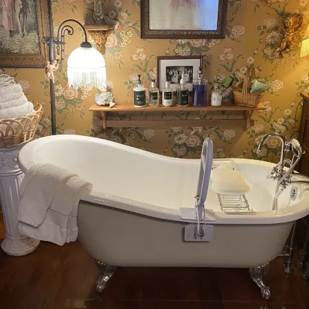 The Queen, A Victorian Bed & Breakfast